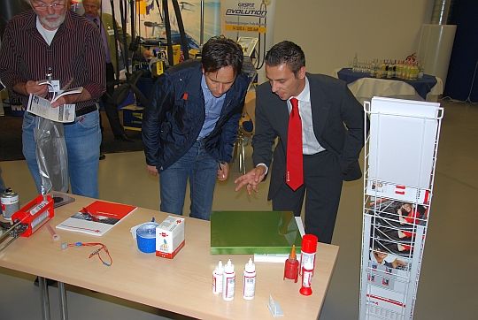 Am Würth-Stand gab es eine Vielzahl intelligenter Verfahren zu sehen, mit denen sich Kleinschäden an Karosserien beheben lassen. (Archiv: Vogel Business Media)