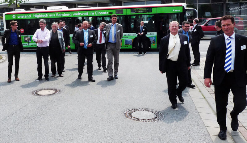 Gut gefahren: Wieland-Bus fährt Besucher zur Fertigung. (Cluster M&A/Busch)