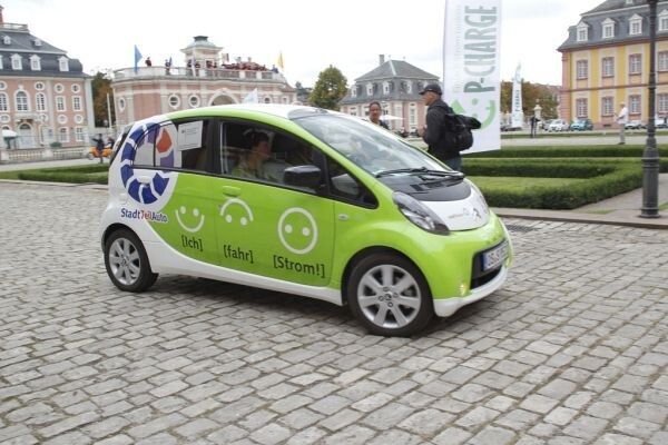 Bertha Benz Challenge, 2. Tag: Ankunft der Teilnehmer am Bruchsaaler Schloss (Bild: Ulrich Steinlechner)