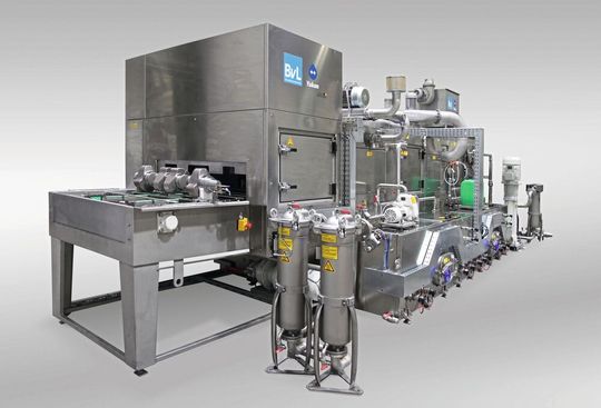 Durchlaufreinigungsanlage für hohe Durchsätze bei kontinuierlichem Materialfluss.  (Bild:  BvL Oberflächentechnik GmbH)