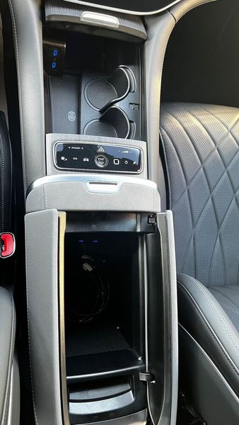 Die Mittelkonsole bietet generell viel Stauraum. Legt man den Arm auf ihr ab, aktiviert man allerdings ziemlich leicht ungeplant den Warnblinker. (Bild: Simon – VCG)