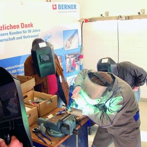 Wie gut funktioniert das Aluschweißgerät wirklich? Workshop-Teilnehmer probieren es selbst aus.