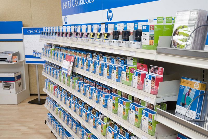 Etwa so sollen die neuen HP-Händler-Regale aussehen – bestückt mit den verschiedenfarbigen Verpackungen und einem Produkt-Guide für die Kunden. (Archiv: Vogel Business Media)