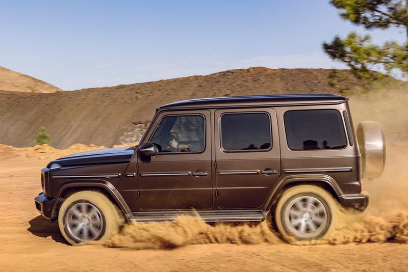 Zwischen den Achsen bietet die G-Klasse jetzt 24,1 Zentimeter Luft zum Boden (plus sechs Millimeter). (Bild: Mercedes-Benz)