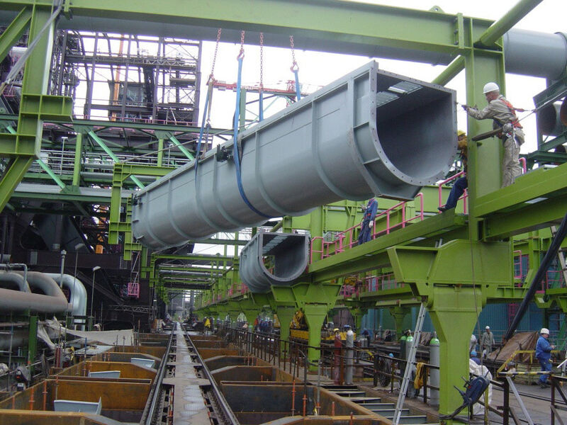 Fig. 6: Installation of the main dust suction line. (Picture: Thyssenkrupp Uhde Engineering Services)
