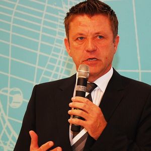 Das Deutsche Kfz-Gewerbe unterstützt die Übernahme: Wilhelm Hülsdonk, ZDK-Vizepräsident und  Bundesinnungsmeister, begleitetete den Vertragsabschluss mit einem Grußwort. (Foto:  Wenz)