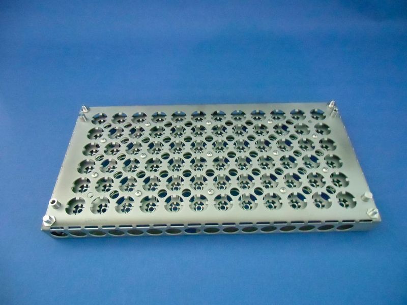 Werkstückträger von LK Mechanik für den sicheren Transport kleiner Werkstücke mit kurzer Bauform.  (LK Mechanik)