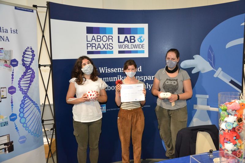 Neben den Riesenmikroben gab es wie immer einen 1000-€-Einkaufsgutschein als Hauptpreis zu gewinnen.  Alle Infos zu den LAB-SUPPLY-Messen – Termine, Vortragsprogramm und Ausstellerliste – finden Sie unter www.lab-supply.info. (LABORPRAXIS, Lüttmann)