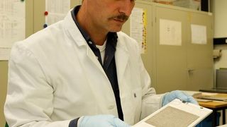 Stapel aus bis zu 60 Zellen: Ein Mitarbeiter des Forschungszentrums Jülich montiert mehrere Brennstoffzellen zu einem Brennstoffzellenstapel. Die Zwischenplatten bestehen aus einem Hochleistungswerkstoff von ThyssenKrupp VDM.  Bilder: ThyssenKrupp VDM (Archiv: Vogel Business Media)