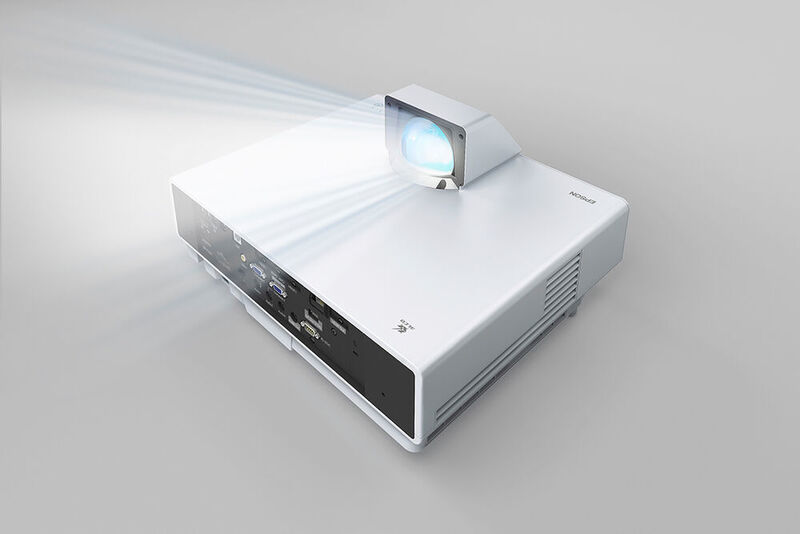 Der Ultrakurzdistanzprojektor EB-800F liefert bis zu 5.000 Lumen Weiß-/Farbhelligkeit und eine Bilddiagonale von bis zu 130 Zoll. (Epson)