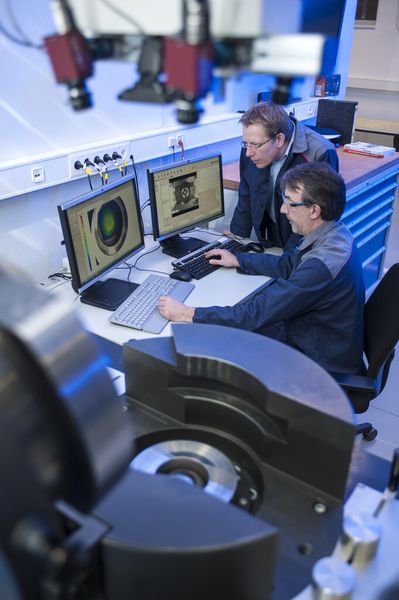 Universalblechprüfmaschine: Mit einer Prüfkraft von bis zu 1000 kN und regelbarer Stempelgeschwindigkeit ist sie ein echtes Highlight im Fuhrpark der Umformtechnik. Die hochgenauen Kraftmesseinrichtungen und umfangreichen Messtechniken für die Onlineaufnahme von Filmen ermöglichen exakte Auswertungen der Dehnungen und Formveränderungen über den gesamten Verlauf. (Bild: Thyssen Krupp Steel Europe)