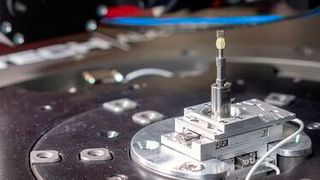 Der neu entwickelte, mikrostrukturierte Talbot Array Illuminator schafft die technisch nötigen Voraussetzungen für hohen Kontrast. Mit der neuen Technik kann ein besonders breites Spektrum von Proben untersucht werden.  (Bild: TU München)