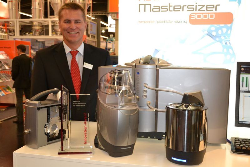 Innovation-Award für Partikel-/Materialanalyse und -charakterisierung: Partikelgrößenbestimmung komfortabler macht der neue Mastersizer 3000 von Malvern Instruments. Das neue kompakte System im anwenderfreundlichen Design hat einen erweiterten dynamischen Messbereich von 0,01 bis 3500 Mikrometer und liefert für Nass- und Trocken-Messungen mit Laserbeugung präzise Partikelgrößenergebnisse. Der Messbereich in Kombination mit dem Probendispergier-Zubehör, darunter eine neue Trockenpulver-Dispergiereinheit, ermöglichen eine große Bandbreite der Anwendungen. Die Messungen sind softwaregesteuert und können von Anfängern und Experten gleichermaßen durchgeführt werden. Mit dieser Entwicklung ergatterte Malvern den ersten Platz in der Kategorie Partikel-/Materianalyse und -charakterisierung. Im Bild: Rolf Weiser, Sales Manager bei Malvern. (Bild: PROCESS)
