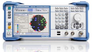 Geschwindigkeit spielt für den Elektronik-Konzern Rohde & Schwarz eine Hauptrolle, etwas bei Messgeräten für Performance-Tests; das dürfen die Webseiten nicht langsam sein. Im Bild: Der GNSS-Simulator im R&S SMBV100A Vektorsignalgenerator führt Performance-Tests für ERA-GLONASS-Notrufsysteme durch. (Rohde & Schwarz)