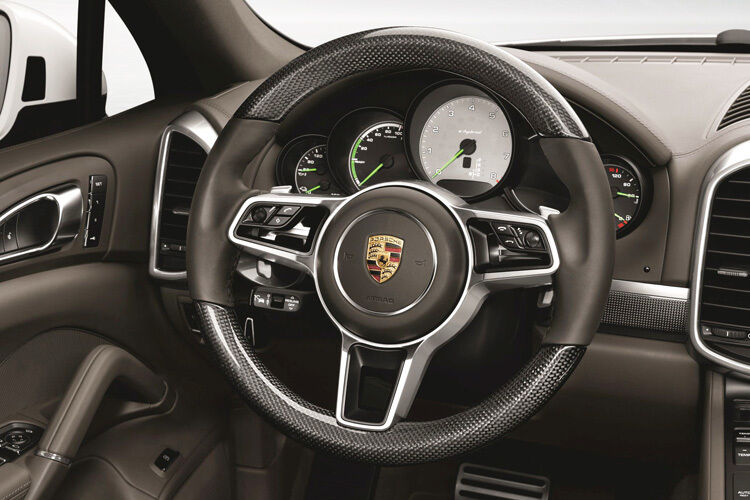 Auch „innerlich“ unterscheidet sich die Plug-In-Version des Porsche Cayenne kaum vom Standard-Modell. (Foto: Porsche)