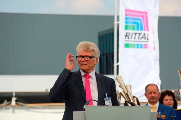 Laut Dr.-Ing. e.h. Friedhelm Loh soll das Werk in Haiger für Modernisierungen an anderen Produktionsstandorten in der Welt Vorreiter und beispielgebend sein. (Reinhold Schäfer)