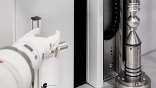 Mit einem flexiblen Greifer kann der Roboter eine große Vielfalt an Werkstücken handhaben.  (Yaskawa)