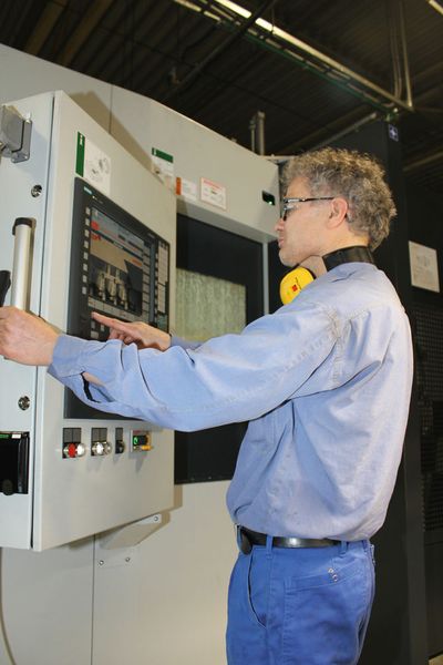 Process Engineer Stephan Theeuwes schätzt die sicherheitsbezogene Betriebsart SBA3, die ihm das Einrichten erleichtert, indem ein manuelles Eingreifen unter eingeschränkten Bedingungen möglich ist. (Bild: Starrag AG)