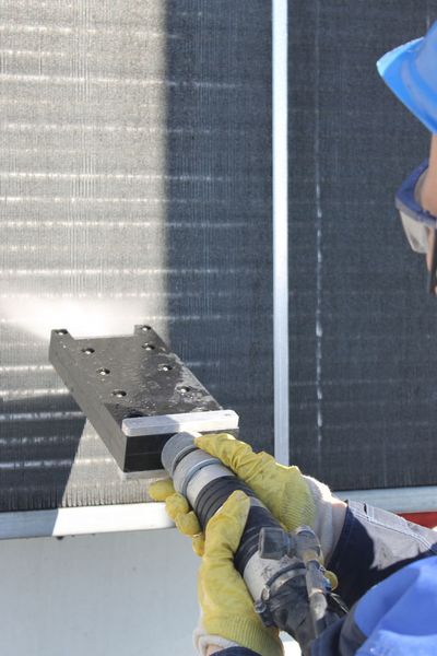Tiefenreinigung der Lamellen mit der Spezialflachdüse des Jet Masters. (Bild: Mycon)