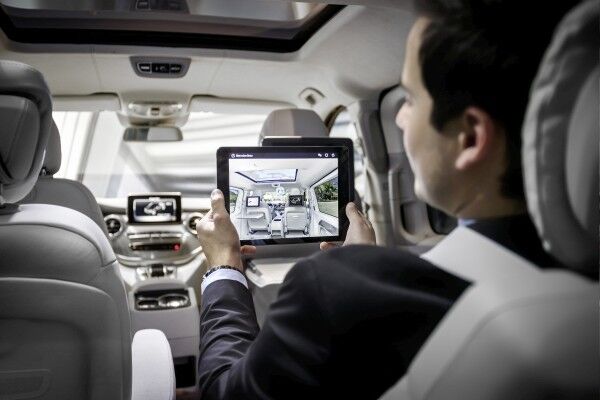 Concept V-ision e mit PLUG-IN HYBRID – Komfortable Bedienung von Panorama-Schiebedach sowie der Funktionen der Executive Sitze via App auf dem iPad. (Bild: Mercedes-Benz)