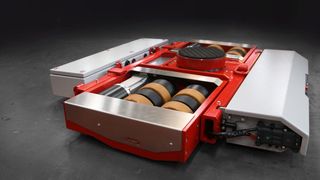 Jung Hebe- und Transporttechnik präsentiert auf der kommenden AMB in Stuttgart das überarbeitete System JLA-e facelift 2024. Erfahren Sie hier schon, was die neueste Generation davon unter anderem jetzt kann ... (Bild: Jung)