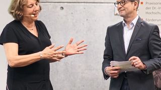 Elke Lücke, Leiterin Personalentwicklung bei Porsche, gab zusammen mit IFA-Chef Prof. Dr. Stefan Reindl den Startschuss zum Automobilsommer. (IFA)