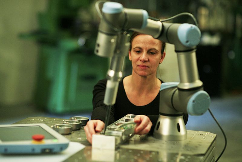Der Roboter als Assistent des Menschen bei einer Klebeanwendung. (Bild: Universal Robots)