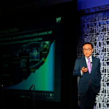 Jong Shik Yoon, Executive Vice President of Foundry Business bei Samsung Electronics, stellte auf dem US Samsung Foundry Forum die Technologie-Roadmap für die Halbleiterproduktionen des Unternehmens vor. Bis 2020 will Samsung die Testproduktion von Chips mit Strukturgrößen von 4nm erreicht haben. Jong Shik Yoon, Executive Vice President of Foundry Business bei Samsung Electronics, stellte auf dem US Samsung Foundry Forum die Technologie-Roadmap für die Halbleiterproduktionen des Unternehmens vor. Bis 2020 will Samsung die Testproduktion von Chips mit Strukturgrößen von 4nm erreicht haben.