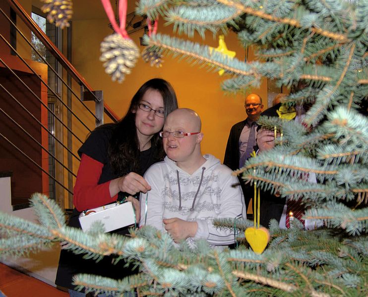 Eine Heimbewohnerin schmückt mit ihrer Helferin den Weihnachtsbaum bei SPS. (Bild: SPS)