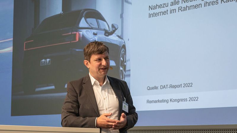 Unterstützt von Co-Moderator Dr. Martin Achter, Ressortleiter Management & Handel, der Fragen zu den einzelnen Vorträgen vertiefte. (Bild: Stefan Bausewein)