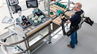 L’industrie 4.0 est gourmande en capital mais moins en main-d’œuvre, le projet d'exosquelette  Robo-Mate découle de ce constat et est le fruit d'une collaboration entre plusieurs pays européens dont la Suisse. (Robo-Mate)