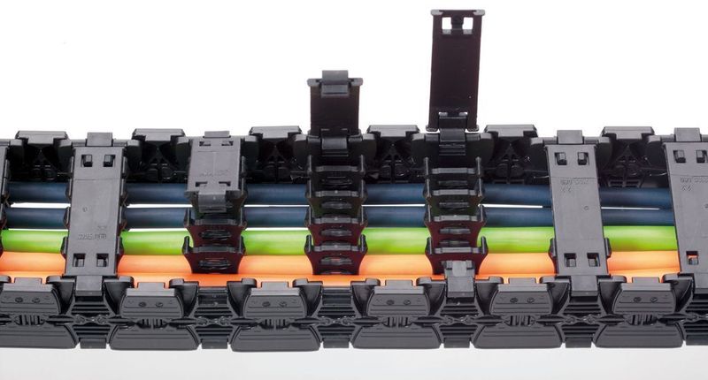 Die neue „E6.1“ ist schmaler und leichter gebaut bei gleichen Innenmaßen. Die glatte Innenkontur schont die Kabel. Durch ihren modularen Aufbau lässt sich die Kette beliebig verlängern oder kürzen und kann schnell montiert bzw. demontiert werden.  (Bild: igus)