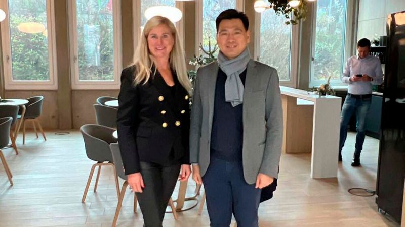 Anlässlich der Einweihung des neuen City-Sores reiste die Führungsriege des koreanischen Importeurs nach Berlin. Im Foto: die geschäftsführende Gesellschafterin des Autohauses König, Dagmar König, mit Kia-Deutschland-Präsident Peter Lee. (Bild: Autohaus König)