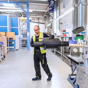 Der Schmalz-Jumboflex 50 erleichtert das Heben der bis zu 40 Kilogramm schweren Frialoc-Absperrarmatur vom Montagetisch in die Schweißvorrichtung.(Bild:  M. Wagenhan)