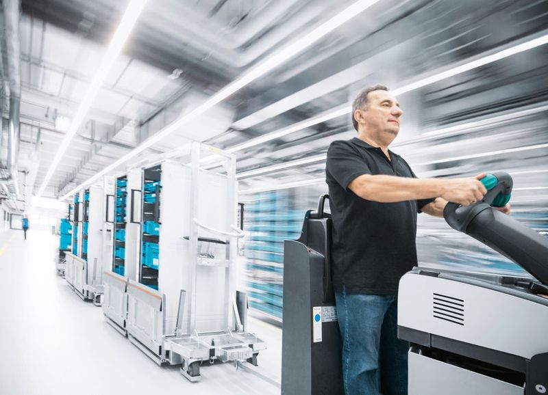 Blick in die Technologiefabrik von Festo in Scharnhausen: Über getaktete Routenzüge wird Material in der Technologiefabrik punktgenau transportiert. (Bild: Festo)