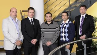 Marc Schmelzinger und Karsten Eichmüller von Systeme Helmholz mit dem Asistec-Team (Archiv: Vogel Business Media)