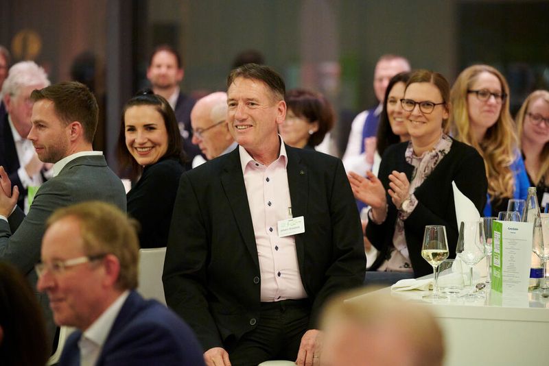 Impressionen vom ELEKTRONIKPRAXIS Frühlingsfest 2023 im Ketterer Kunst mit der Verabschiedung von Johann Wiesböck.  (Bild: © EYE AM CHRIS)