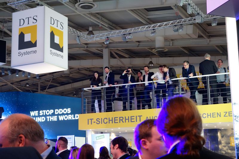 Die Nachbarn DTS Systeme feiern von ihrem Logenplatz mit. (Bild: IT-BUSINESS)