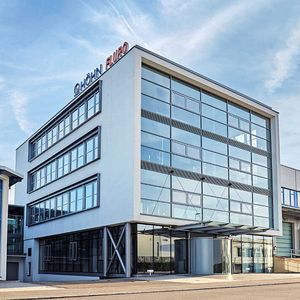 Seit 1981 ist der Firmensitz der Martin Höhn und der Fluro-Gelenklager GmbH in Rosenfeld.(Bild:  Fluro-Gelenklager GmbH)