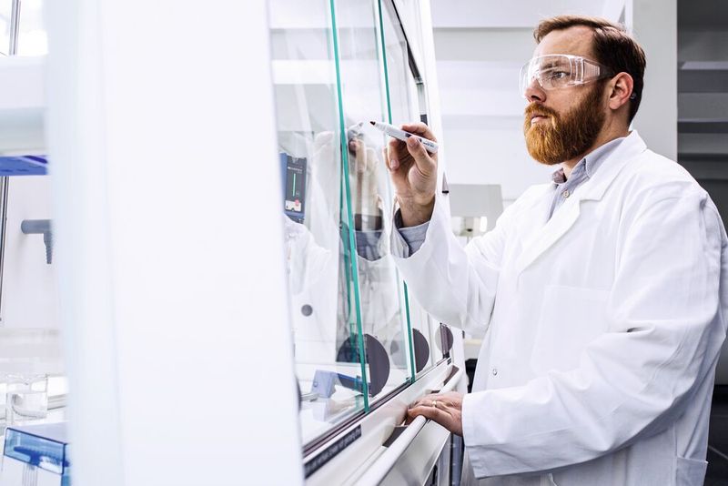 Abb.2: Eine leichte Neigung des Frontschiebers erlaubt eine natürlichere, leicht nach vorn gebeugte Arbeitshaltung. (Bild: Waldner)