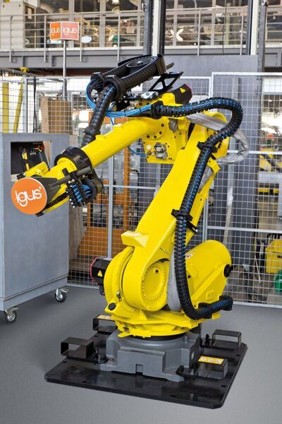 50 Jahre Erfahrung in Sachen Kunststoff: Igus hat die Mantelwerkstoffe auf den Kunststoff der Triflex R Roboter-Energiekette abgestimmt – und konnte so Abrieb und Verschleiß reduzieren.  (Igus)