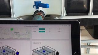 Anstelle vor Ort den Füllstand inspizieren zu müssen, können Mitarbeiter an jedem Ort der Welt die Füllstandsangaben per App erhalten. (Bild: Versino )