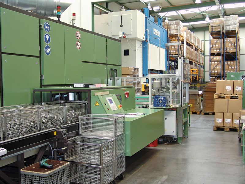 Produktion der kurzen Wege: In Sichtweite der neuen V3-Reinigungsanlage im Zweigwerk EE2 stehen die Umformpressen, deren Teile entfettet werden müssen. (Archiv: Vogel Business Media)