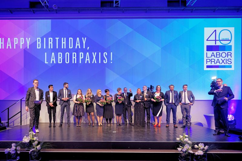 Impressionen von der LABORPRAXIS Meilenstein Gala und der Feier zum 40-jährigen Jubiläum am 30. November 2017 in Würzburg. Das Team der LABORPRAXIS auf der Bühne. (Bild: Andreas Burkhardt/LABORPRAXIS)