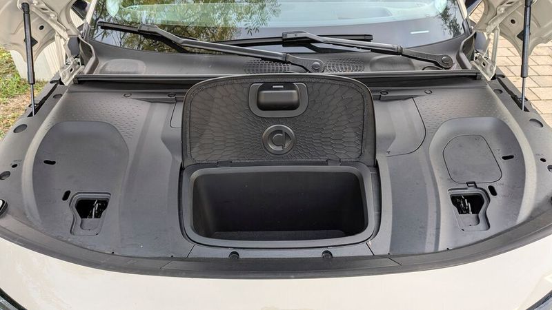 Wen die Ladekabel im Kofferraum stören, der kann sie auch im Frunk unterbringen – viel mehr passt aber nicht rein. (Bild: Rosenow – VCG)