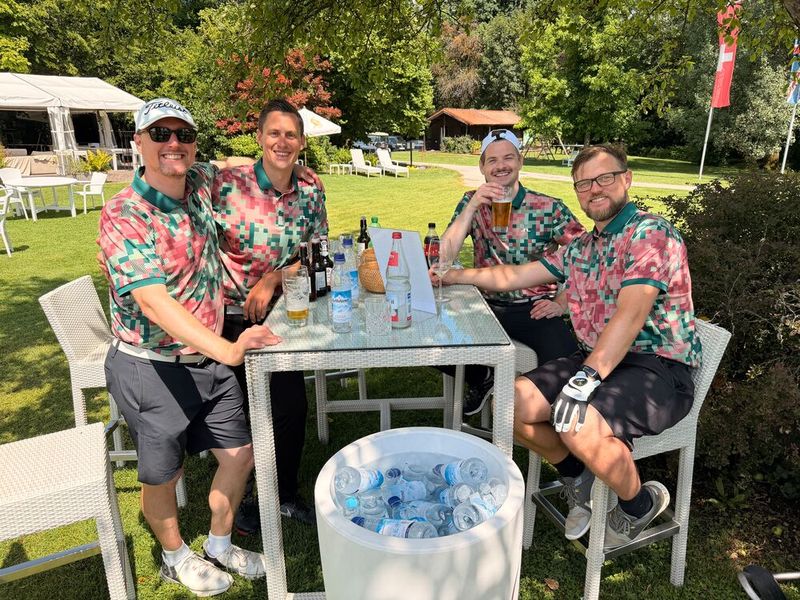 Ob die Jungs (v. l.) Wolfgang Rodler (IBM), Daniel Eder (TD SYNNEX), Julius Sommer (IBM) und Tobias Kurth (SVA) mit ihrem Minecraft-Outfit den Titel bei „Les Beaux on the Flight“ wohl wieder verteidigen – oder ist der Pixel-Charme diesmal endlich aufgebraucht?  (Bild: Vogel IT-Medien)