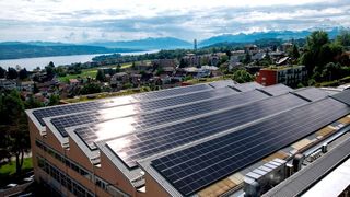 En novembre 2020, une installation photovoltaïque d'une puissance maximum de 279,4 kW a été érigée sur une halle de production construite en 1954.  (www.susanneseiler.ch)