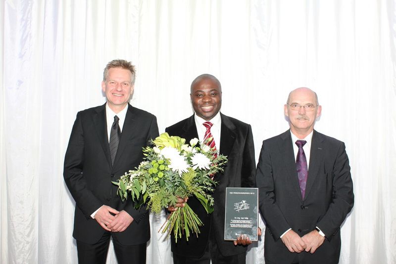 Preistraeger Dr. Ivan Ndip mit Institutsleiter Prof. Klaus-Dieter Lang (rechts) und Dr. Martin Schneider-Ramelow (Projekt- und Gruppenleiter chip and wire technologies am Fraunhofer IZM in Berlin) (Bild: Fraunhofer-Institut IZM)