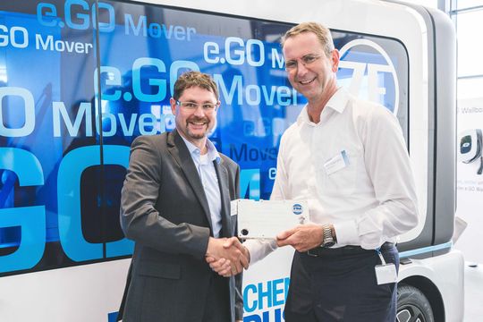 Übereinkunft: Sebastian Goldner (li.) von Proton Motor Fuel Cell und Günther Schuh, Vorstandschef E-Go Mobile, vereinbarten anlässlich der Eröffnung des Werks für den Stadtwagen E-Go Life die Zusammenarbeit in der Brennstoffzellentechnik (zum Vergrößern bitte Bild klicken).(Bild:  E-Go Mobile)