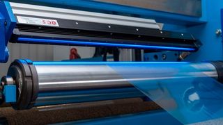 Eine in diesem Fall blaue linienförmige Auflichtbeleuchtung sorgt für optimale Lichtverhältnisse. (Stemmer Imaging)